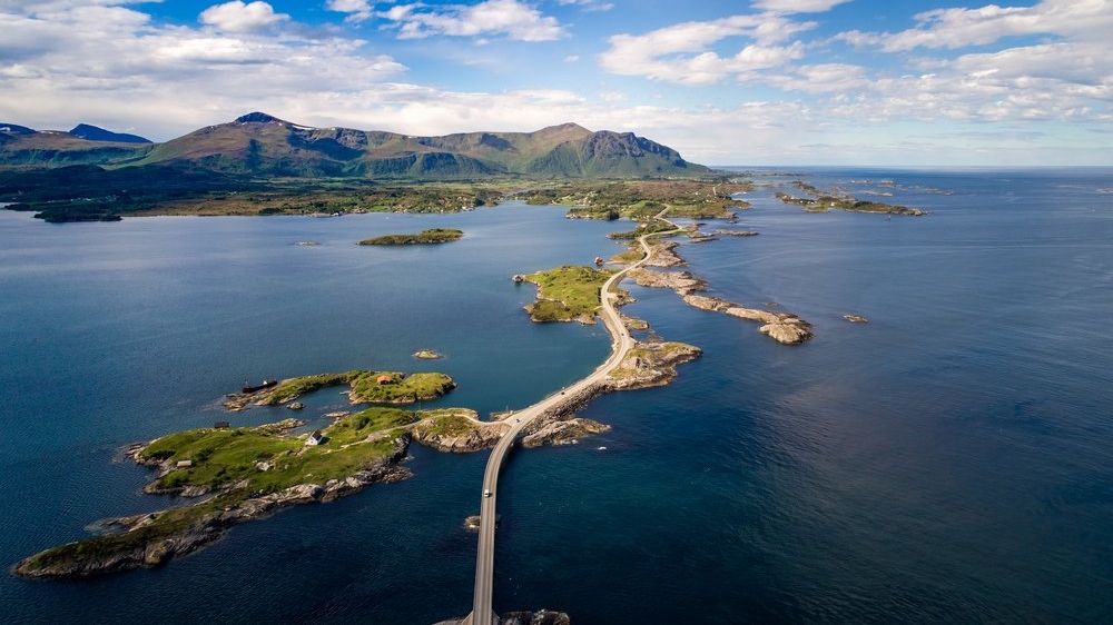 På tvers av øyer og hav.  Atlanterhavsveien er den vakreste veien i Norge